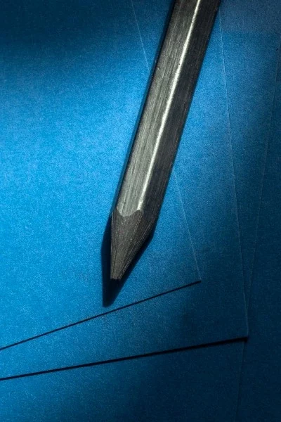 papier_bleu_et_crayon_noir