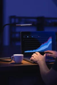 quelqu_un_qui_regarde_un_dinateur_portable